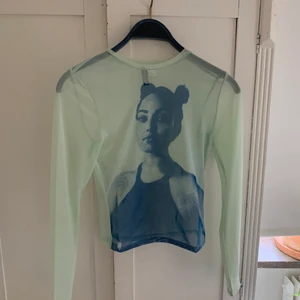 Mesh tröja med tryck - Tröja från hm i meshtyg, aldrig använd