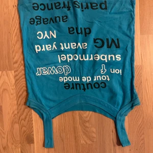 y2k linne blått text  - lite urtvättad men har mycket kvar att ge. står tyvärr ingen storlek men passar ca S-M.