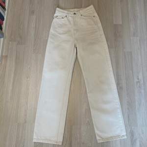 Ett par snygga vita jeans från weekday som knappt är användna. Nypris 500kr, jag säljer de för 150kr+frakt. 