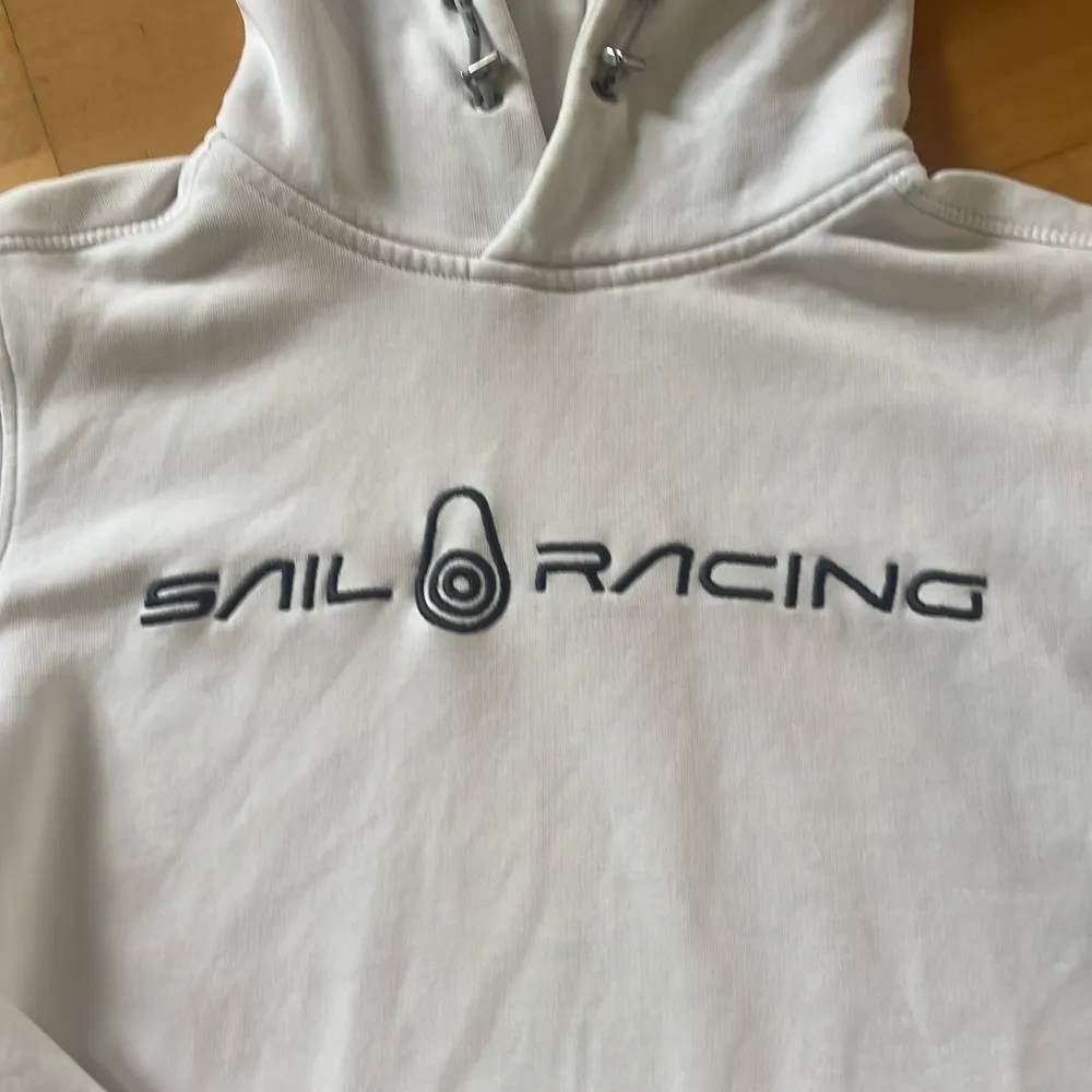 Jag säljer en sail racing hoodie med storlek S, men liten i storlek så passar xs skulle jag säga. . Tröjor & Koftor.