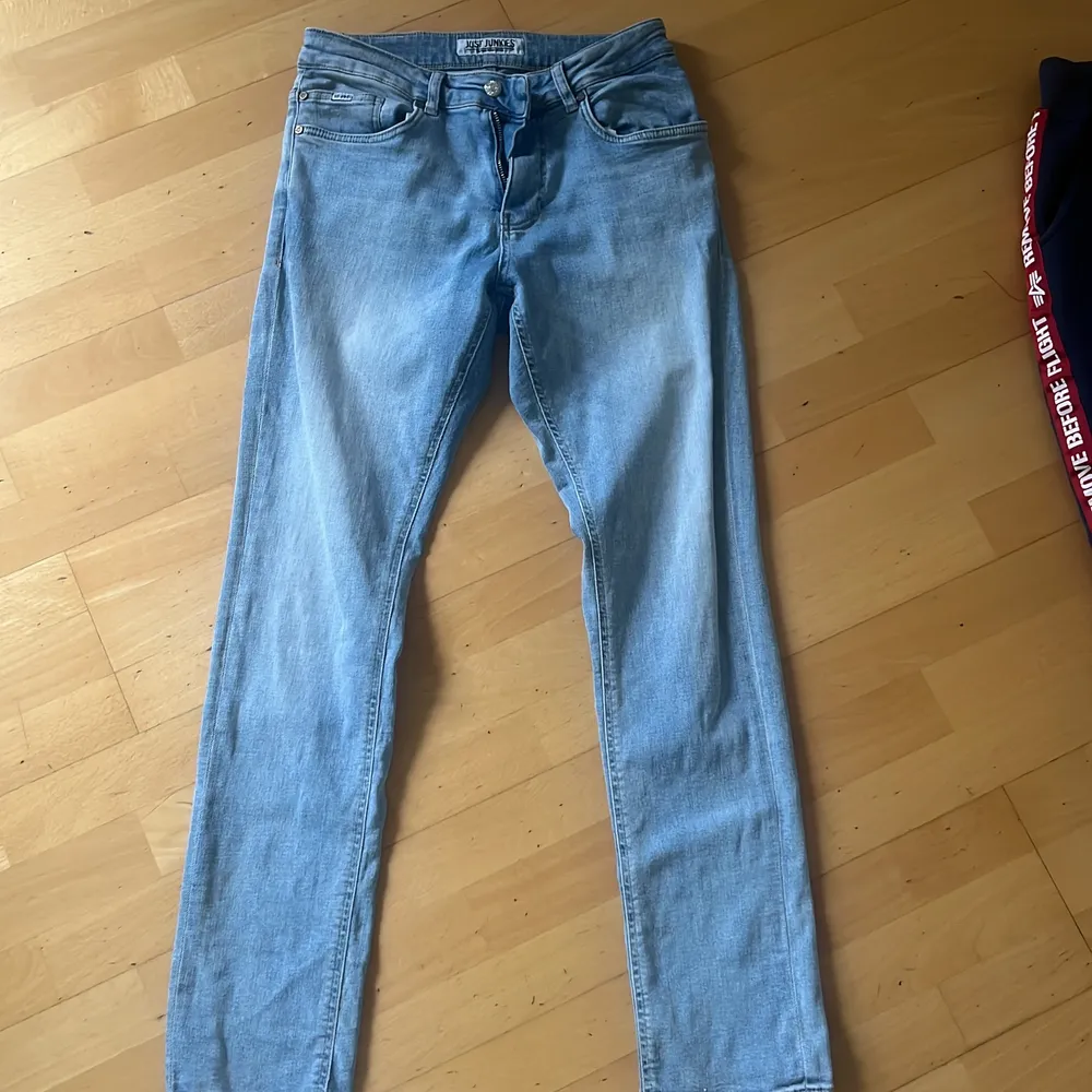 Säljer ett par jeans i storlek 28/32 och är nästa oanvända. Använd nån enstaka gång bara. Jeans & Byxor.