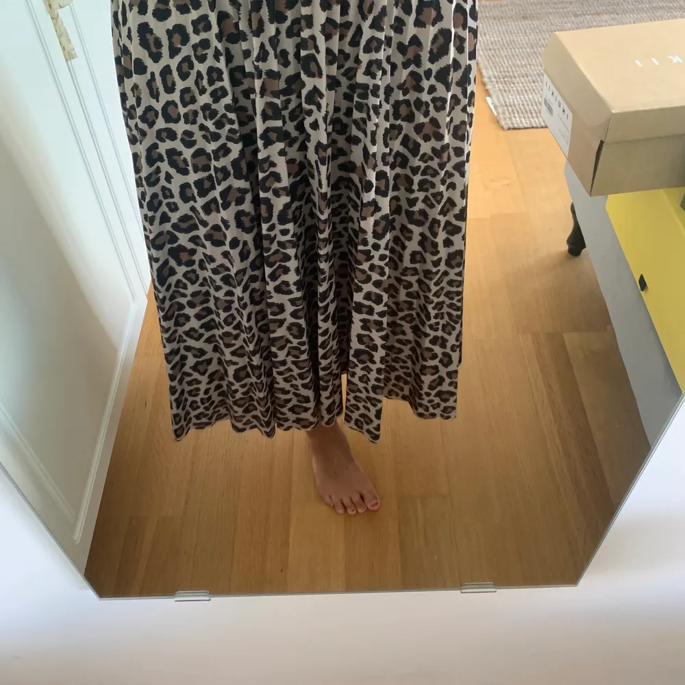 En längre kjol från hm i leopard mönster. Kjolen är i storlek 32 men är stor i storleken så den fungerar för mig som i vanliga fall är en 34/36. Den är använd vid få tillfällen och är därför i ett väldigt bra skick utan några anmärkningar.. Kjolar.