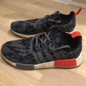 Adidas NMD R1’s - Storlek: 42,5. Smått missfärgade på den vita sulan men annars vid mycket gott skick. Rätt använda men fortfarande mycket fina och sköna. Nypris: 1400kr. 