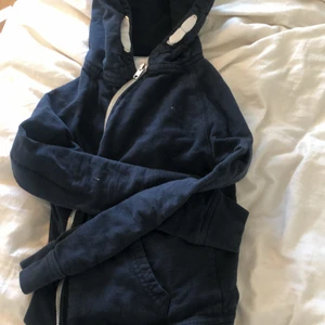 Mörk blå zip hoodie  - Säljer denna snygga blåa zip Hoodien som är andvänd 2 gånger, den är annars i ny skick och inget fel på den. Om du är intresserad kontakta mig. Köpare står för frakt 