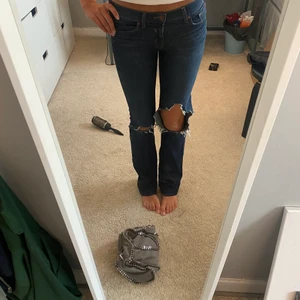 Lågmidjade jeans - Söta lågmidjade jeans från j brand, bra skick, säljer pga tröttnat på dem, sitter bra i längden på mig som är 173