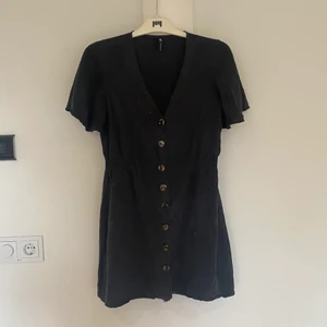 Klänning - Gullig kort klänning från Zara, väl använd men är hel och ren. 