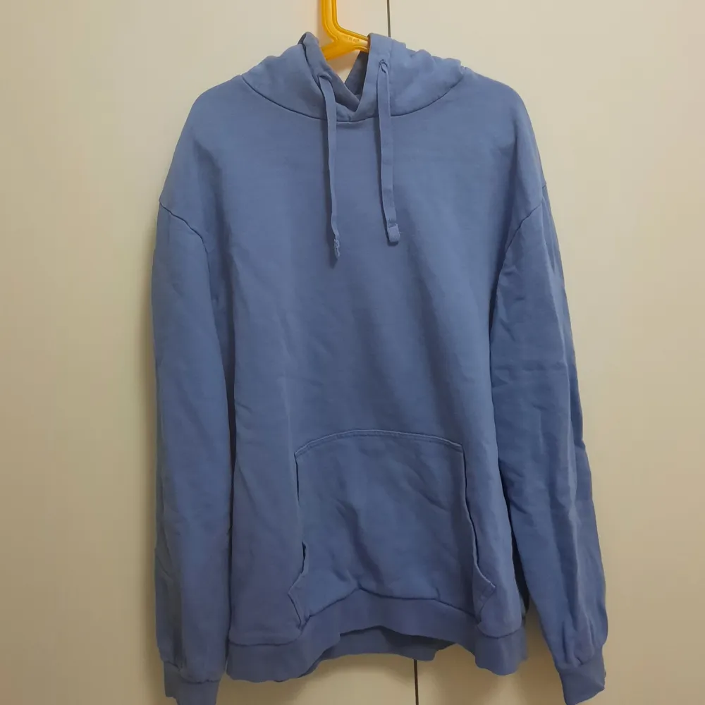 Nu säljer jag denna blåa hoodie som var använd mycket förr men inte längre. Stl xs, frf fint skick och inga hål vad jag ser Tvättar innan, kan tänka mig att gå ner i pris vid snabb affär ⚠️finns ute på fler sidor⚠️. Hoodies.