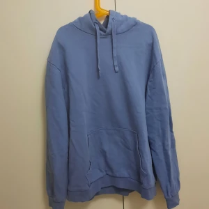 Blå hoodie - Nu säljer jag denna blåa hoodie som var använd mycket förr men inte längre. Stl xs, frf fint skick och inga hål vad jag ser Tvättar innan, kan tänka mig att gå ner i pris vid snabb affär ⚠️finns ute på fler sidor⚠️