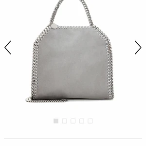 Stella mccartney falabella mini tote - Säljer min stella mccartney väska i modellen falabella mini tote, jag har kvitto kvar och påsen till. Väskan är i fint skick💕 skriv om du är intresserad så skickar jag mer bilder!