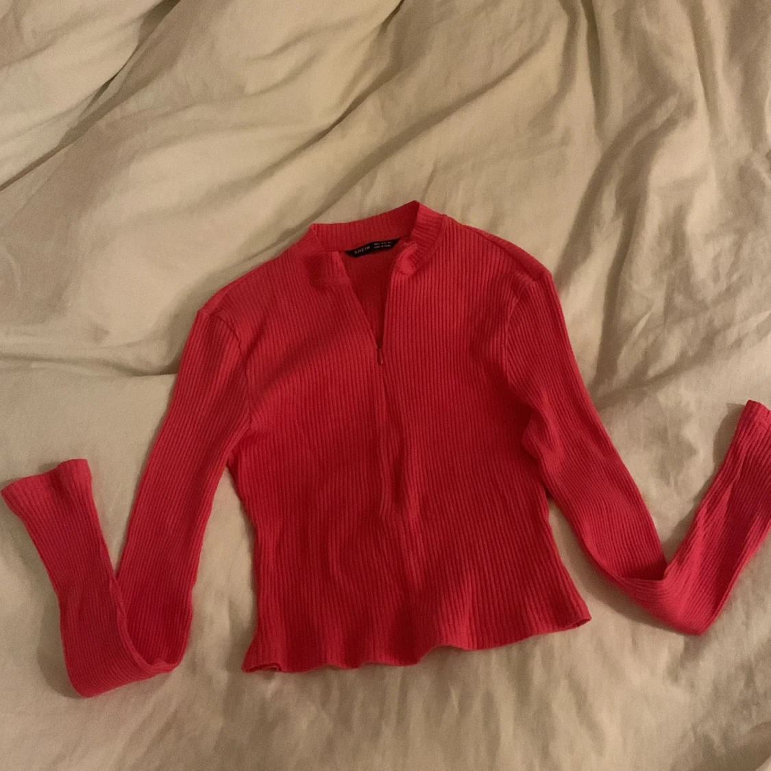 Skrik rosa tröja, från SHEIN med dragkedja