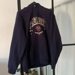 ADER hoodie - Väldigt skön ADER hoodie. Tröjan är väldigt oversized och är i storlek A1. Köpt helt deadstock från grailed med alla tags kvar. Skriv om ni vill ha fler bilder eller om ni undrar något. Prutbar vid smidig affär.