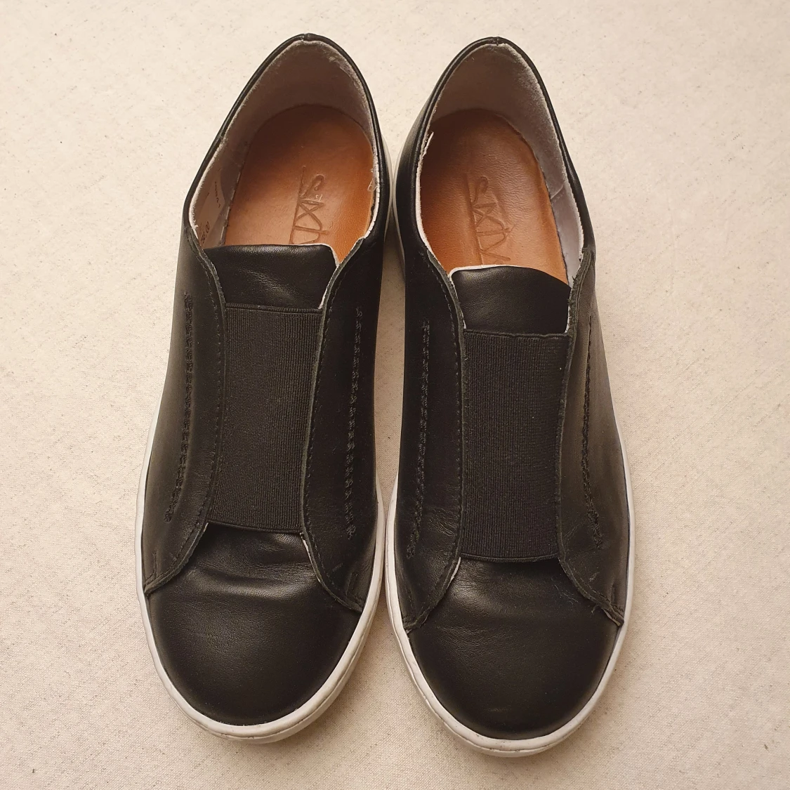 Svarta sneakers i läder