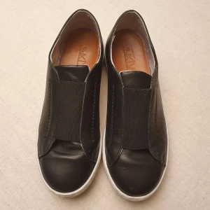 Svarta sneakers i läder  - Stilrena svarta sneakers i 100% läder gjorda i Spanien.  Originalpris: 798 kr Skick: som nya, väldigt sparsamt använda.
