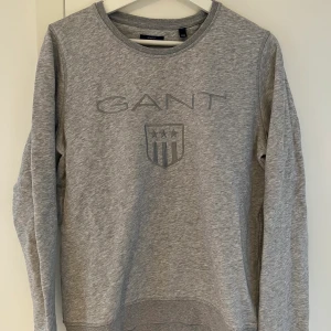 Gant tröja - Mycket fint skick Nån tråd har dragits ur lite på loggan men inget man tänker på, skriv för bild. Nypris: runt 1000kr Mitt pris: 200kr