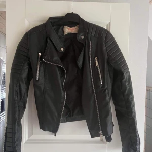 Skinnjacka - Skinnjacka, använda men inte mycket 