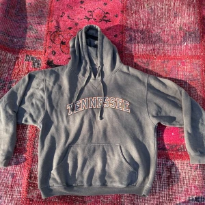 College hoodie - Svin fet vintage hoodie med tvär ball passform, den sitter lite pösigt men den lägger sig på ett sätt som får de att bli bra.