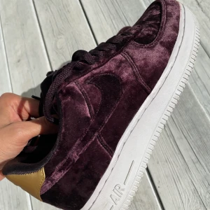 Crushed Velvet Airforce 1 - Använda ett fåtal gånger, skorna har inga defekter eller slitage. Dom är i nyskick. 💜