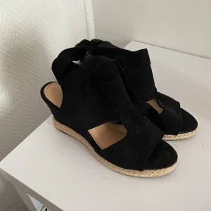 Ett par svarta klackar - Hejsan, just nu säljer jag ett par svarta klackar från en okänd butik. Kommer tyvärr inte till användning. Priset kan alltid diskuteras.😀