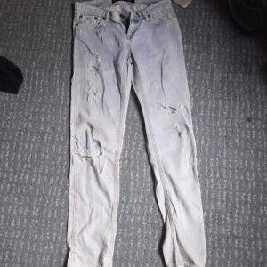 Denim rebel jeans storlek 164 - Ett par jeans med mycket hål i sig. Små i storleken. Ljusblå 