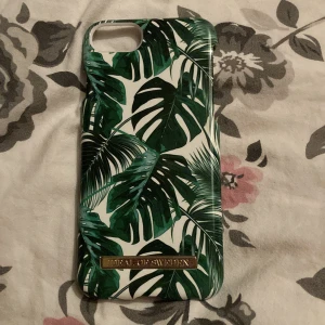 Palm skal av Ideal of Sweden - Köpte detta skal för ca 9 månader sedan och ska skaffa ny mobil så säljer en del av min skal. Bra skick Original pris : 250 kr