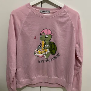 Tröja, H&M  - Tröja från H&M, använd ett fåtal gånger.  Storlek XL, men väldigt liten i storlek  skulle säga att den passar M.   Djur finns i hemmet, plagget tvättas innan den skickas. 