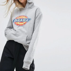 Grå dickies hoodie🤍 - Rensar garderoben🤍 Kommer mer till helgen, egna bilder går att lösa till helgen. ”Tung” i tyget som bild 1, så sitter väldigt snyggt då den inte blir plufsig.  Dickies hoodie i fint skick.  Köparen står för frakt💗