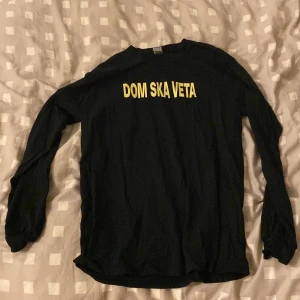 Molly Sandén tjocktröja - Oanvänd Svart och gul Molly Sandén tröja med tryck på bak och framsida. Köpt på Scandinavium. (Obs! Ansikte på baksida endast text på framsida)