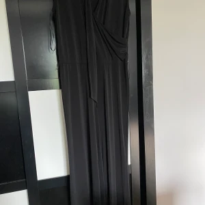 Byxdress - Byxdress i väldigt stretchigt material, använd fåtal ggr, finns ett svart bälte till som är löst på dressen. 