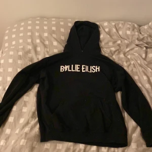 Billie Eilish hoodie  - Helsvart hoodie med stor ficka och vitt tryck som säger ”Billie Eilish”. Den är aldrig använd och är i väldigt fint skick. 
