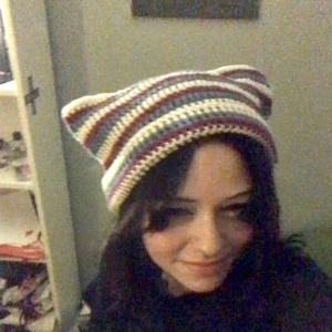 Cat beanie - Verkligen ursäkta bilderna💀 en virkad cat beanie med off white, halvt mörkblå och mörklila färg!!! För 70kr+ frakt ( runt 30-40kr skulle jag säga)