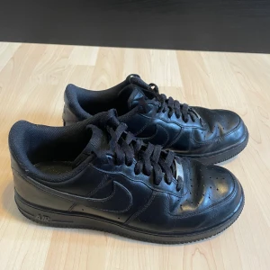 Svarta Air Force 1 - Välanvända Svarta Air force 1 därav Creasen! Fortfarande i grymt skick! Strlk 41