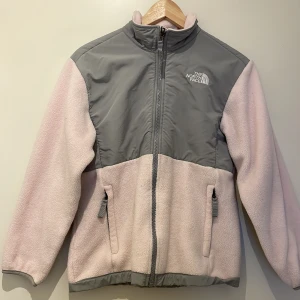 North face Teddy jacket - North face teddy jacket/fleece strl S Fint skick och bara använd ett fåtal gånger. Pris kan diskuteras!