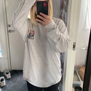 Vans tröja  - Den har lite små fläckar som förra säljaren inte berättade om 