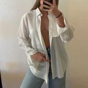 Vit skjorta  - Vit silkeslen skjorta från Kappahl. Tyget är tunt och extremt mjukt. Från herravdelningen men har funkat utmärkt som en oversized chic skjorta på mig! Storlek M. 