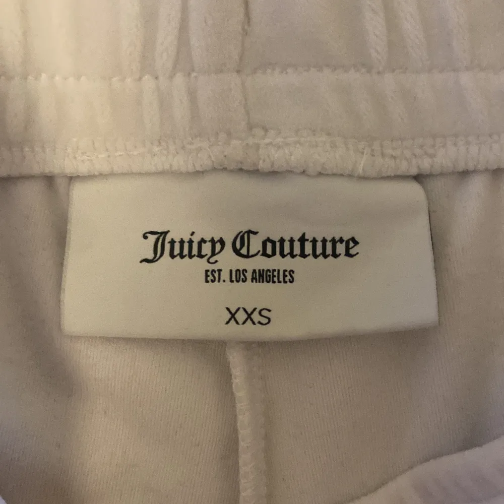 Säljer dessa fina shorts från juicy couture. Säljer pågrund av att de inte kommer till användning Köpta för 350. Inte använda många gånger💗I storleken xxs . Shorts.