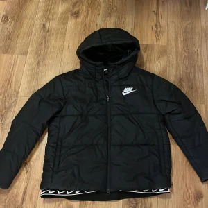 Nike jacka strl xl  - Jag säljer nu min Nike dunjacka som är använd ett fåtal gånger förra vintern!😊som ny i skicket. Jackan upplevs som en L. Ordinarie pris: 1449:-  Köparen står själv för frakten. 