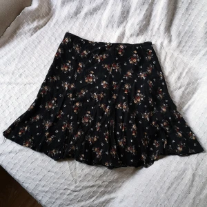 vintage kjol strl xs - Äkta vintage blommig kjol från Time Style, 60cm i midjan, 38cm lång. Inte stretchig. Har dragkedja därbak. 