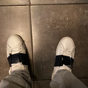 Valentino skor  - Jag säljer valentino skor storlek 43,5 original pris 5720kr  Skick 7/10  Köparen står för frakt  Låda med dust bags följer med 