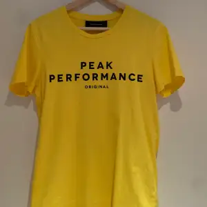 Säljer gul peak performance T-shirt i stl. S
