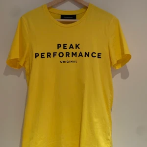 Peak performance T-shirt  - Säljer gul peak performance T-shirt i stl. S