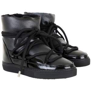Superfina svarta inuikii skor, perfekta nu till vintern🤍 Passar storlek 37/38. Endast använda förra vintern, skriv för fler bilder!! Nypris: 3100kr 
