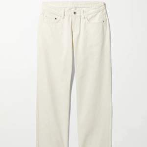Vita jeans från weekday i modellen arrow, stolek 26/32❤️ köpta i mars förra året o är väl använda. Säljer då dom inte kommer till användning💗💗