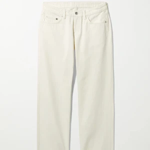Weekday jeans - Vita jeans från weekday i modellen arrow, stolek 26/32❤️ köpta i mars förra året o är väl använda. Säljer då dom inte kommer till användning💗💗