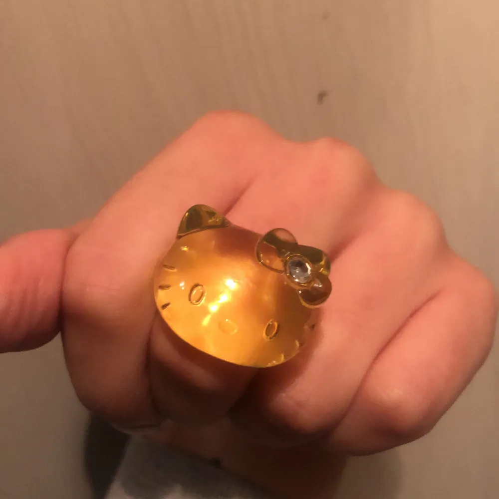 En stor HelloKitty ring som e as cool😎😎😎Frakt tillkommer(:. Accessoarer.