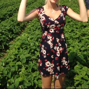 Min favoritklänning😍 - En fin sommarklänning i fint skick som är en stor favorit. Den har tyvärr blivit för kort för mig så den passar inte längre. Klänningen har en fin urringning fram och lite öppen i ryggen med ett band upptill.   Nypris 700:- säljer för 299:-