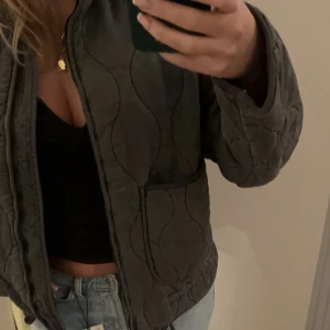 Zara jacka - Intressekoll på min zara jacka som är helt slutsåld på nätet och butik💖 Storlek M men skulle säga att den är ganska liten i storleken, beror på hur man vill att den ska sitta! Använd några få gånger i höstas, men inget som syns😁🤩
