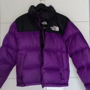 North Face Jacka Lila - Jättefin north face jacka i mörk lila i storlek XS. Inga fläckar eller trasig någonstans, ser ut som ny. Säljer för det inte är min stil längre. Köpte för 3100kr.