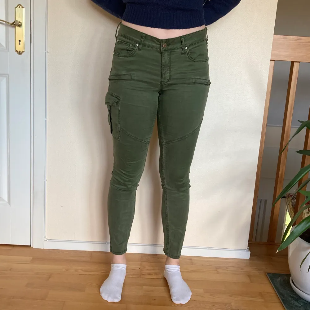 Gröna cargopants från Gina Tricot i storlek 42! Jag är 174cm lång.  Något stretchiga och med sidoficka på benet. Säljer pga att jag inte använder de. I fint skick! . Jeans & Byxor.