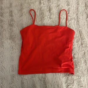 Linne - Detta röda linnet i från Gina är i toppen skick! Jättebekväm, orginalpris är 99 kr jag säljer för 10kr💗