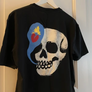 T shirt med tryck  - Skit cool t shirt från zara med dödskalle tryck. Som ny! Storlek S men oversized